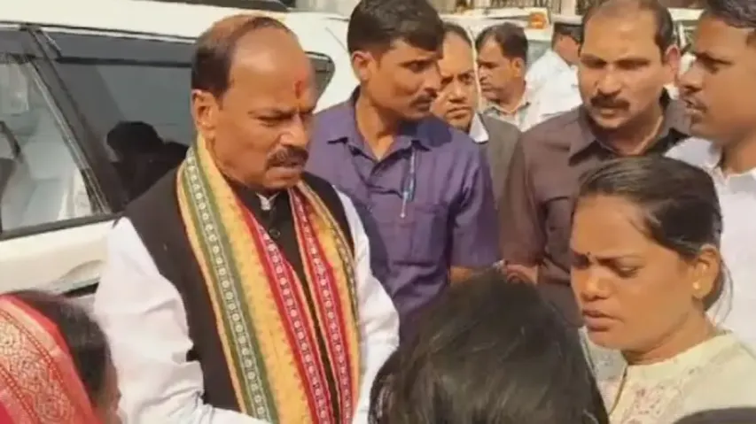 Odisha Governor breaches security protocol to hear people's grievances in Kendrapara