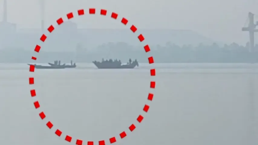 Boat stranded in Mahanadi in Kendrapara