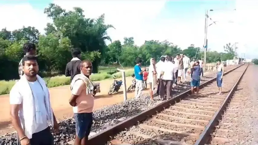 2 killed after being hit by Puri-Howrah Express near Bahanaga