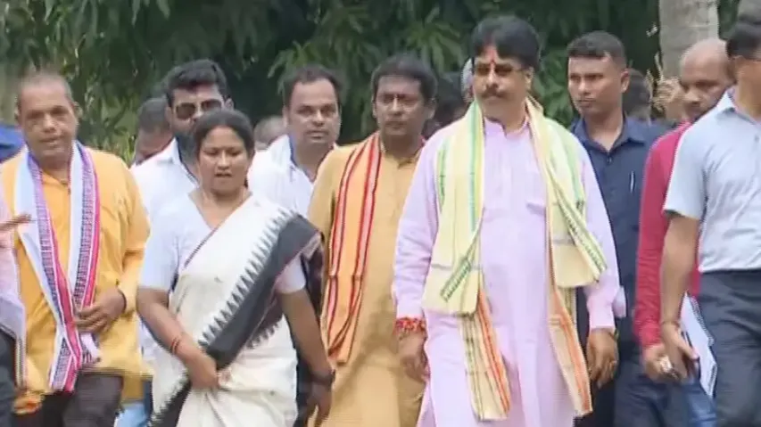 Embarrassment for Bhubaneswar Mayor as residents give earful over bad road condition 