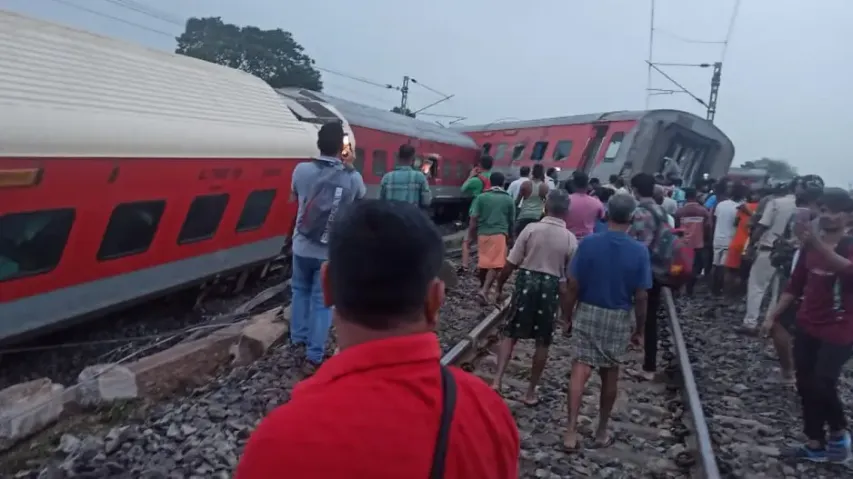 Six injured as 10 coaches of Mumbai-Howrah Mail derail in Jharkhand