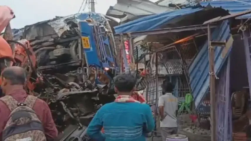 5 killed, 20 injured as gas tanker rams into roadside tea stall after head-on collision with bus