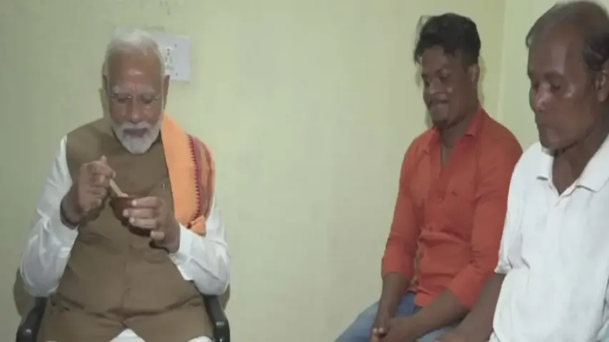 PM Modi relishes ‘Khiri’ with tribal family in Bhubaneswar