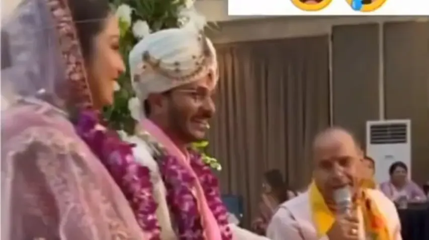 Instead of mantras, Pandit ji sings ‘Dheere Dheere Meri Zindagi Main Ana’ during wedding