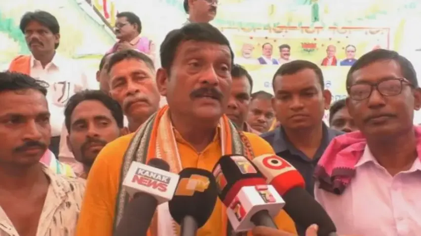 BJP MP Pradip Purohit pulls up JE over development works