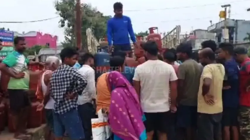 Cyclone Dana: Short supply of LPG cylinders in Kendrapara irks consumers