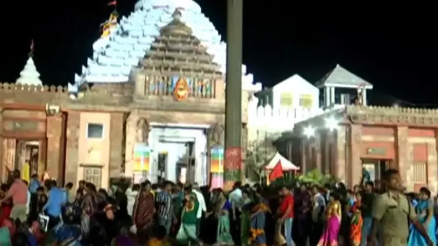 Devotees swarm Puri Srimandir on second day of Panchuka
