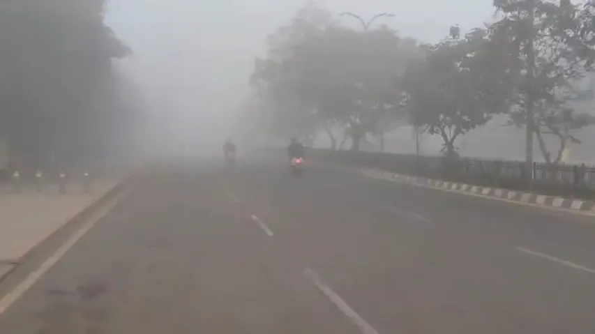 Dense fog engulfs twin cities of Cuttack, Bhubaneswar; disrupts daily life, vehicular movement