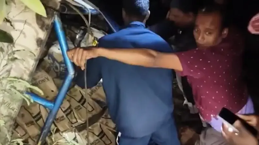 Liquor-laden truck overturns in Jagatsinghpur
