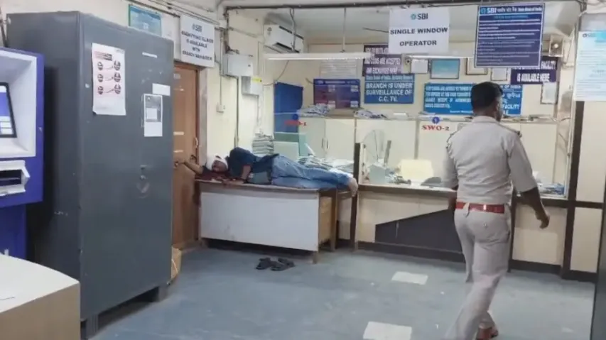 Miscreants thrash SBI employees, loot bank at gunpoint in Odisha's Mayurbhanj