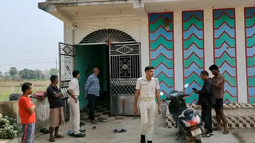 Chilling CCTV footage! Robbers terrorise female members of family with blank fire in Odisha, loot va