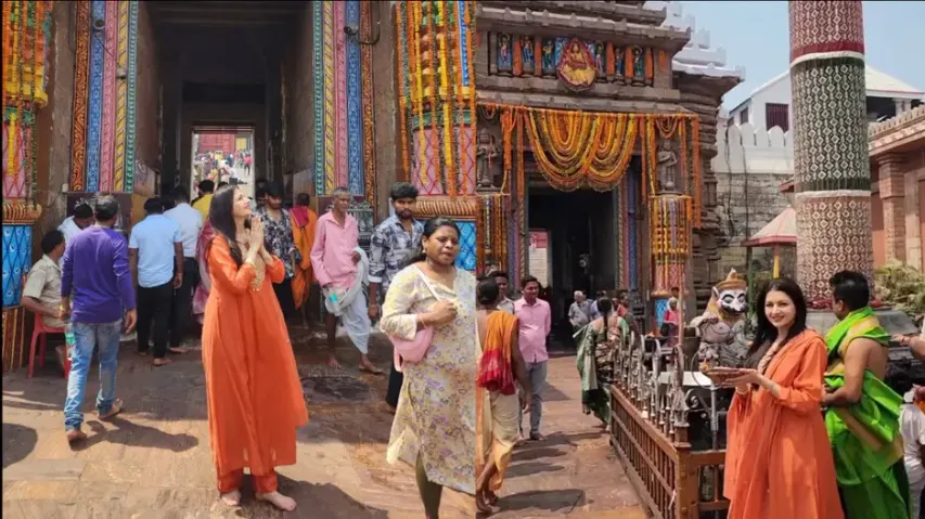 Bhagyashree visits Lord Jagannath Temple in Puri after surgery