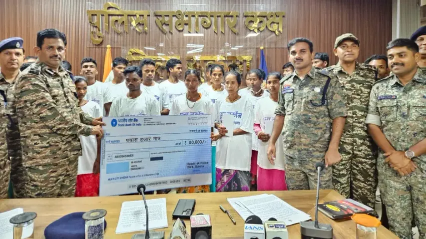 22 maoists surrender in Chhattisgarh