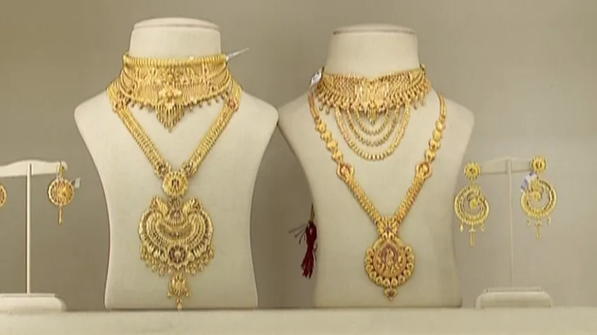 Gold retreats from all-time high, ends Rs 900 lower at Rs 1,02,520/10g