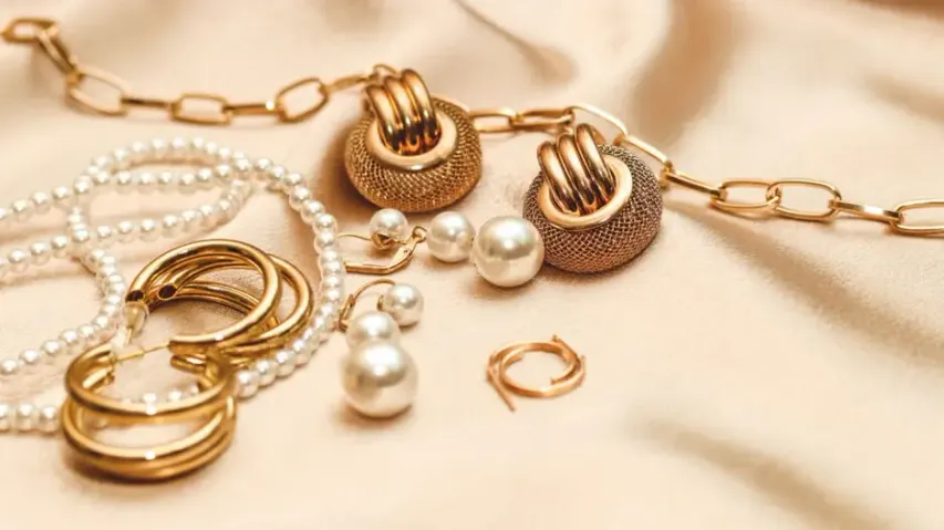 Imitation jewellery 