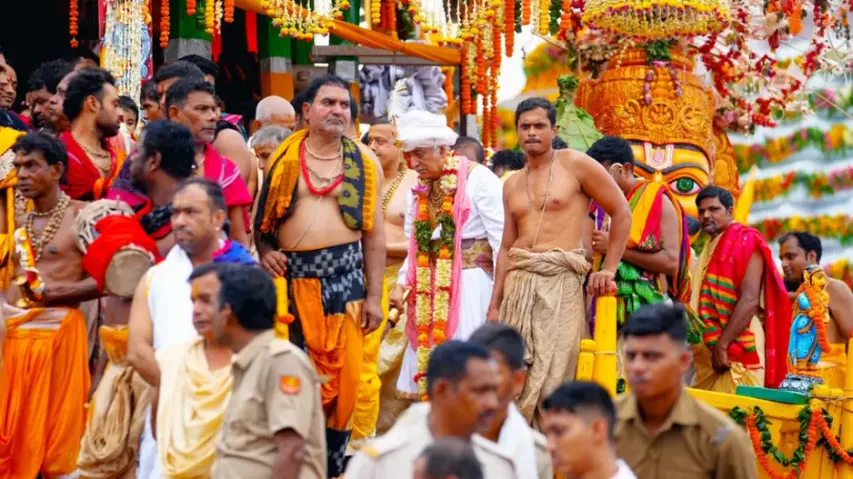 Puri Gajapati Maharaja performs ‘Chhera Panhara’