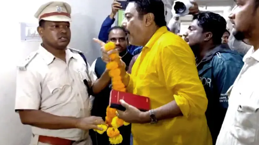 Garlanding of police Inspector during protest: 26 booked in Odisha