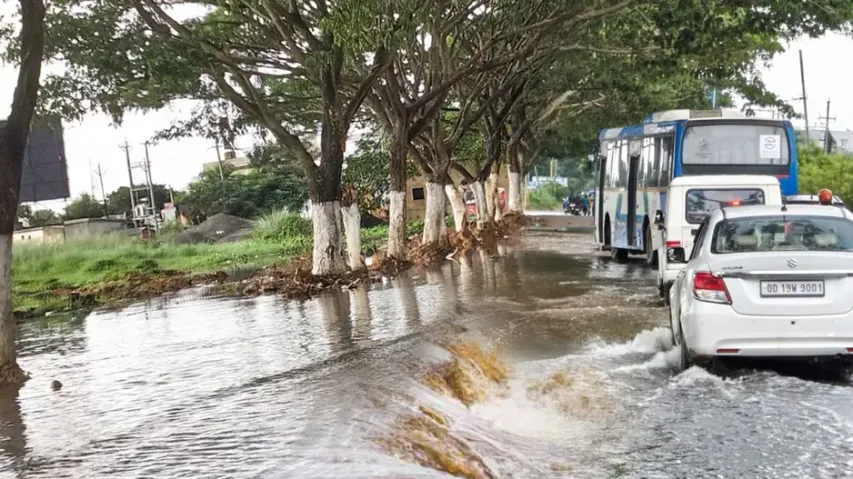 Potholes, rainwater, no lights: Cuttack-Bhubaneswar road via Nandankanan turns nightmare for commute