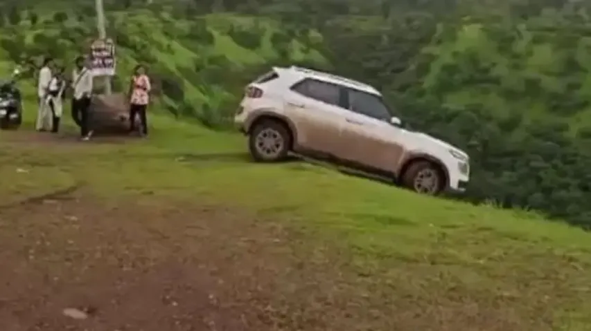 Car falls 300 feet off gorge 