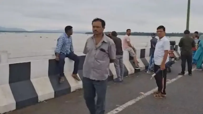 Class 9 girl jumps into Mahanadi river in Sambalpur, rescued