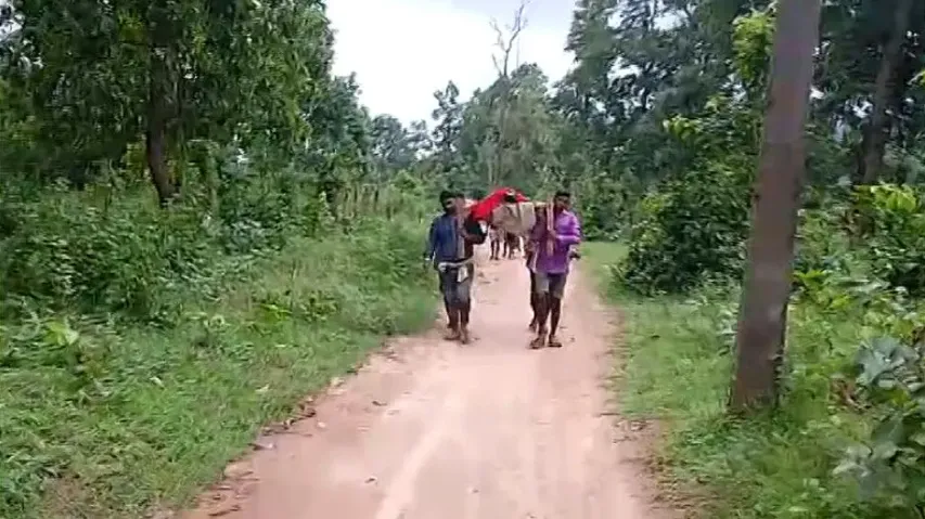 Odisha family forced to walk 2 km with dead body!