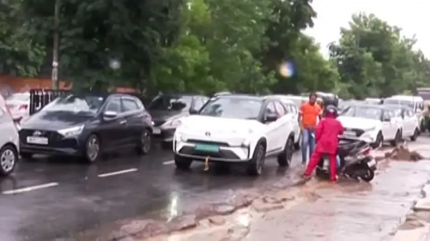 Heavy rain triggers traffic chaos in Bhubaneswar, commuters stranded