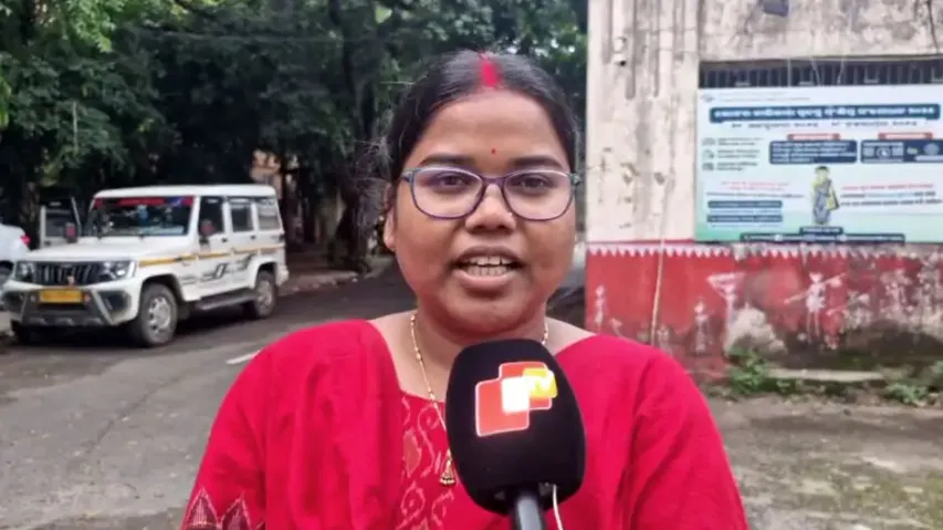 Odisha BDO cleans drain with bare hands, sends strong message to public