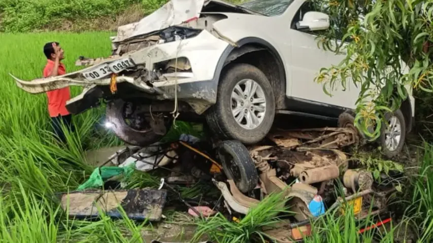 Car ploughs into auto-rickshaw in Angul