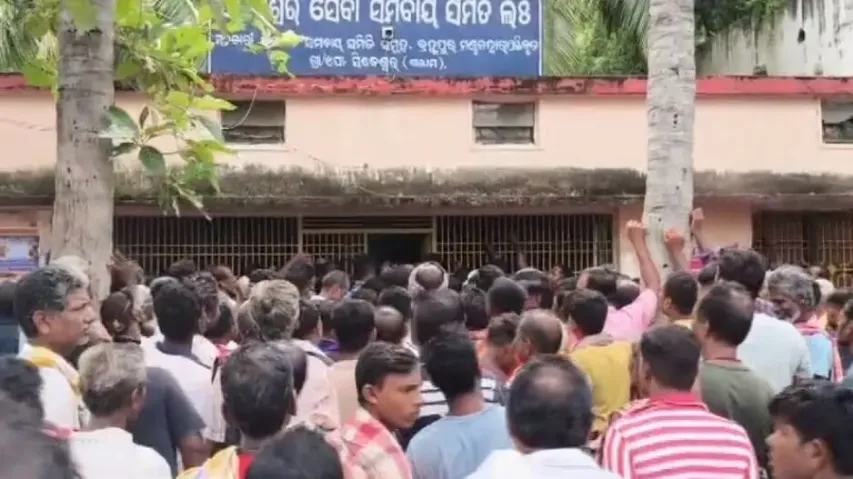 Fertiliser shortage sparks protests in Ganjam’s Digapahandi, farmers block roads; ambulances stuck