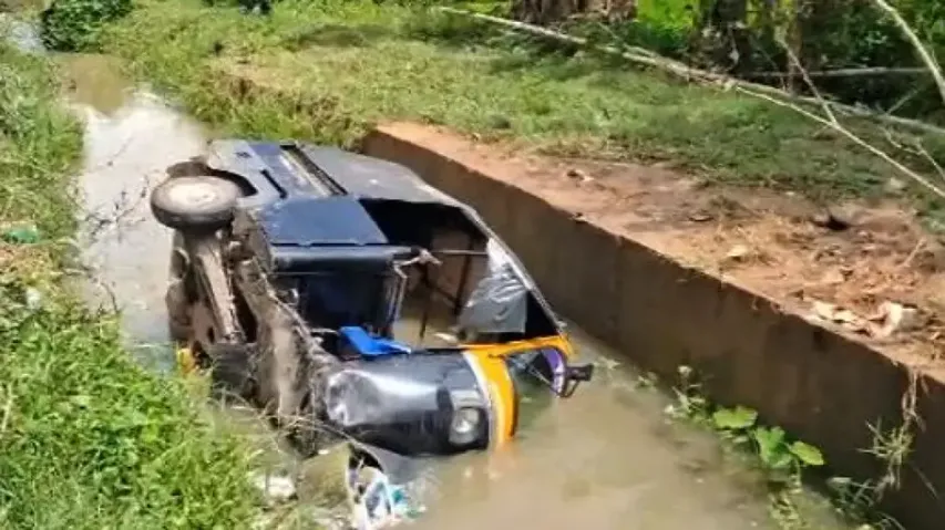 Autorickshaw falls into canal in Cuttack