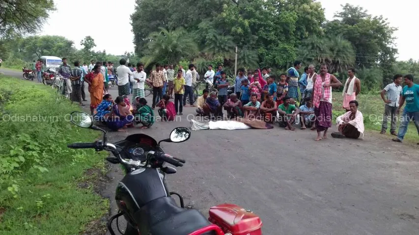 Villager electrocuted, Locals block Dharmagada-Sinapali road
