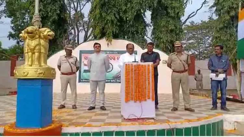 Odisha Minister in soup for paying homage to living freedom fighter
