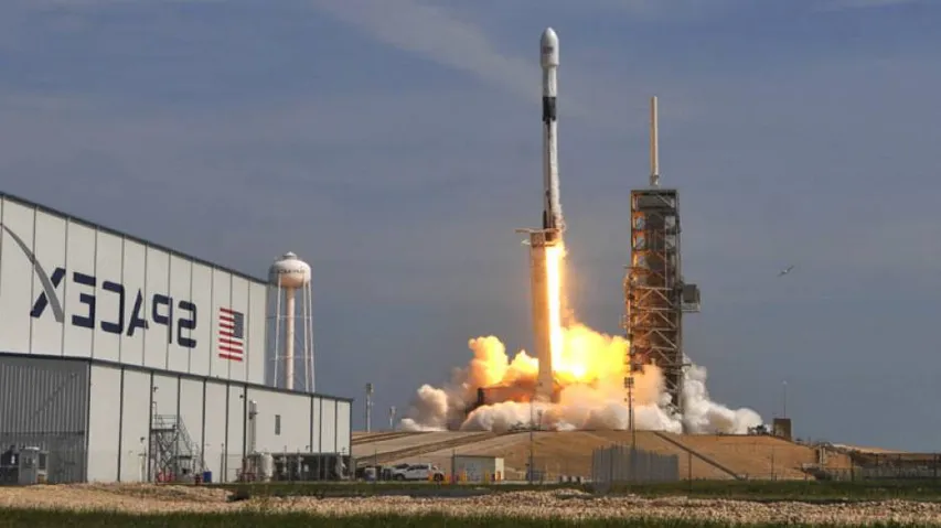 SpaceX launches 60 Starlink satellites