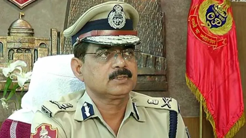 Sub-registrar in soup for sending lewd messages to woman