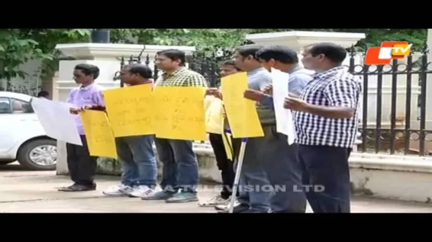 Photos with fraudsters: Police commissioner says 5 cops under scanner