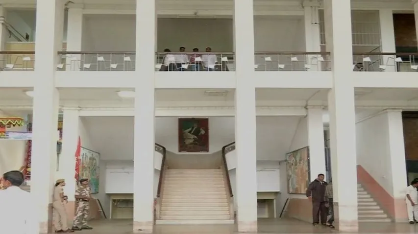 Photos of illustrious personalities at Secretariat removed; Opp cries foul