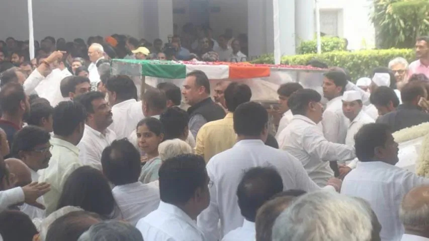 Thousands bid farewell to Sheila Dikshit