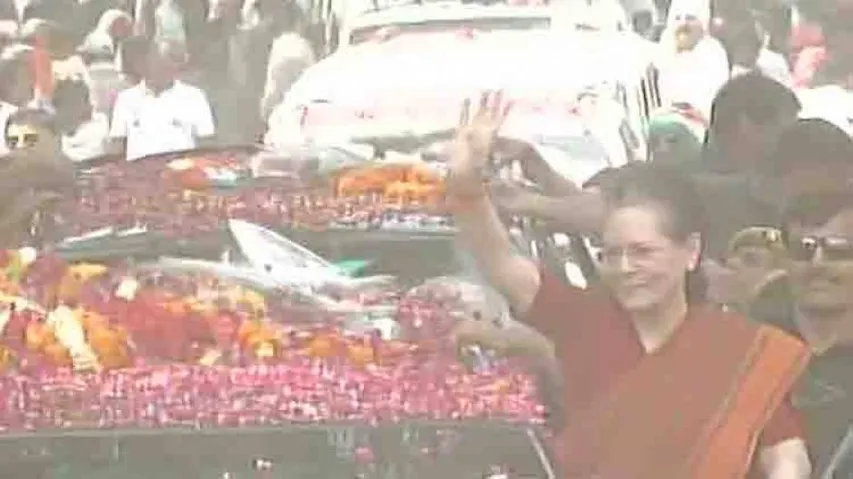 Sonia Gandhi kicks-off roadshow in Rae Bareli
