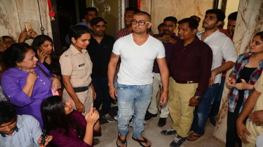 After offering to apologise, Sonu Nigam shaves off his head