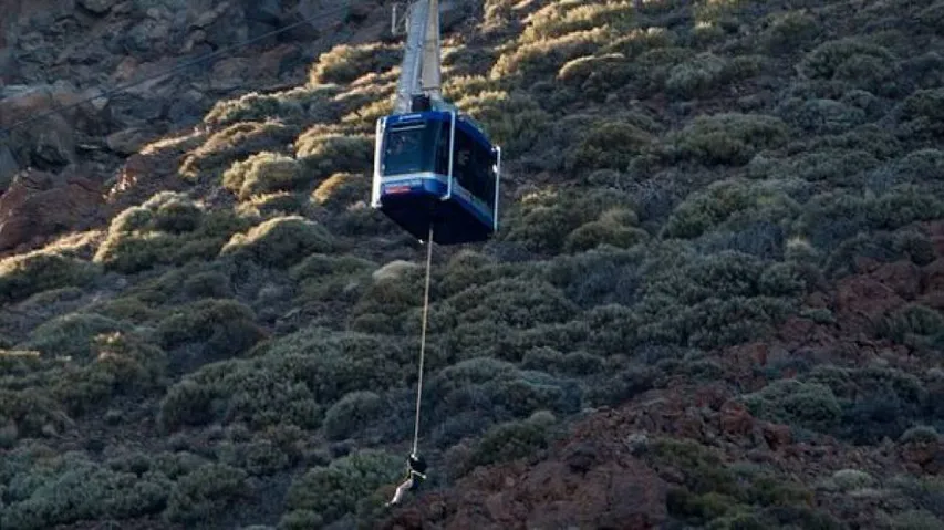 200 rescued from Spain's highest peak after cable-car failure