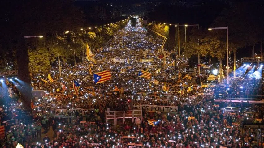 More than 750,000 march in support of Catalonia