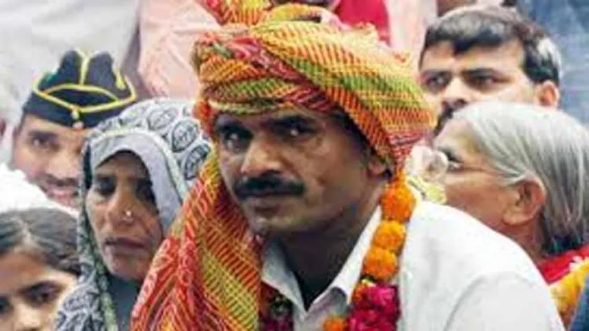 SP fields ex-BSF trooper against Modi in Varanasi