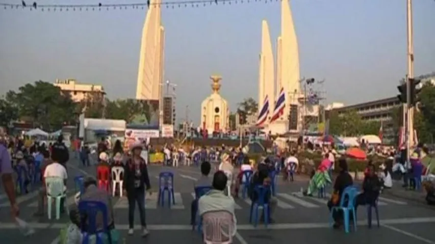 Thai govt launches crackdown on opposition, chaos looms