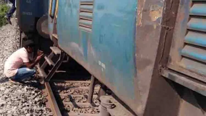 Howrah– Secunderabad Falaknuma express derails near Cuttack