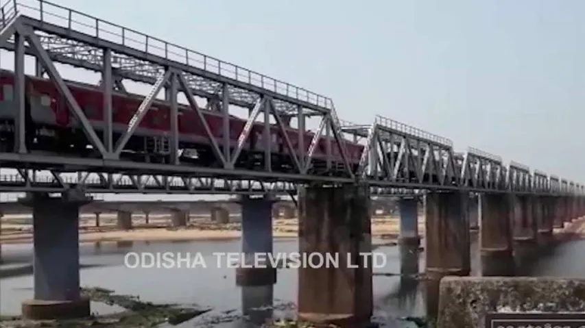 Bhubaneswar-Delhi Rajdhani Express bogies uncoupled on Kathajodi bridge runs again