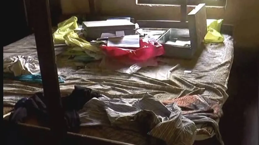 Dacoits loot Rs 5 lakh, gold jewellery at gun point