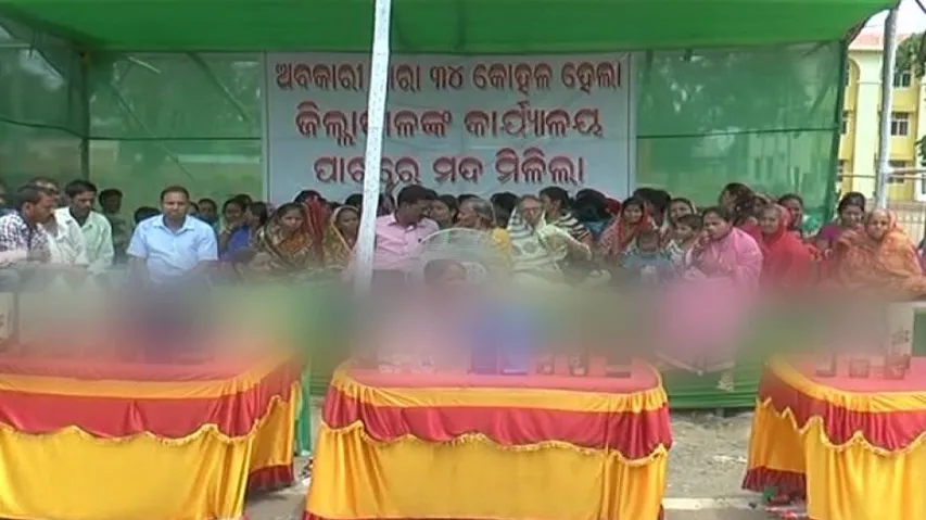 Tit for Tat! Women sell liquor outside Collector's office