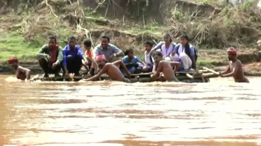 Flood-hit residents use rafts to cross bridgeless Kalyani River