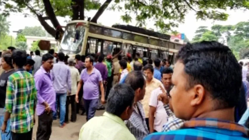 Six hurt as bus rams into roadside tree in Bhubaneswar