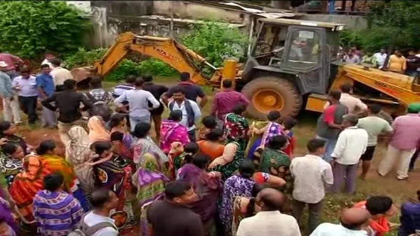 Illegal encroachments on sewerage line at Nayapalli demolished